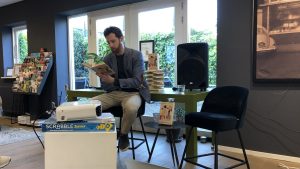 Schrijver Frank Nellen bij boekhandel Plukker