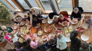 Leerlingen bereiden kerstdiner bij Woest