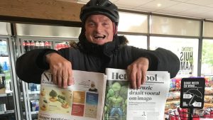 Fred fietst laatste rondje met avondkrant