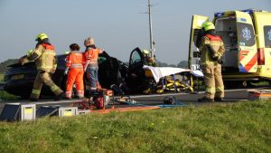 Frontale botsing vrachtwagen en auto op N9