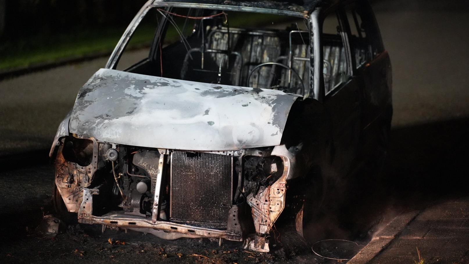 Auto volledig uitgebrand in Breezand