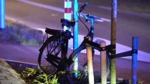 Fietser belandt met bloedende hoofdwond in het ziekenhuis