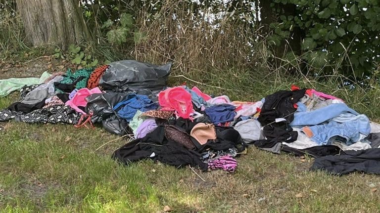 Bewoners Niedorp klaar met gedumpte kleding