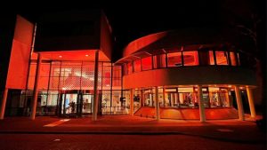 Gemeentehuis oranje tegen geweld tegen vrouwen