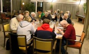 Video: Blije gezichten bij gezamenlijk diner in De Carrousel