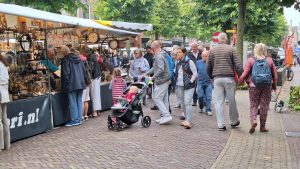 Marktkoopman gewond door scooterrijder