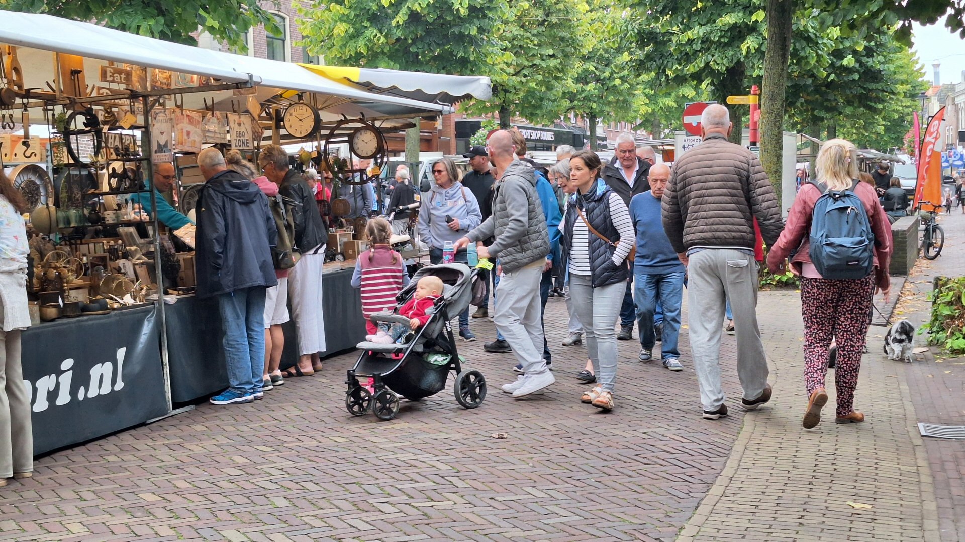 Marktkoopman gewond door scooterrijder