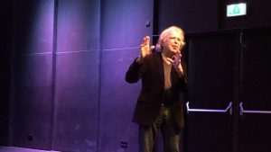 Govert de Roos in vol theater Scagon De Luxe