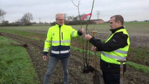Heddes geeft plantstokje door aan Bügel