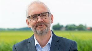 Hans van der Woude, van leraar en vuilnisman tot gemeentesecretaris