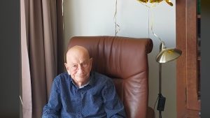 Harry (100) drinkt elke dag een jonkie