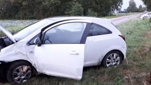 Auto belandt tegen boom langs Hartweg