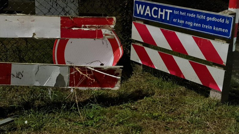 Vandalen zetten hek op het spoor