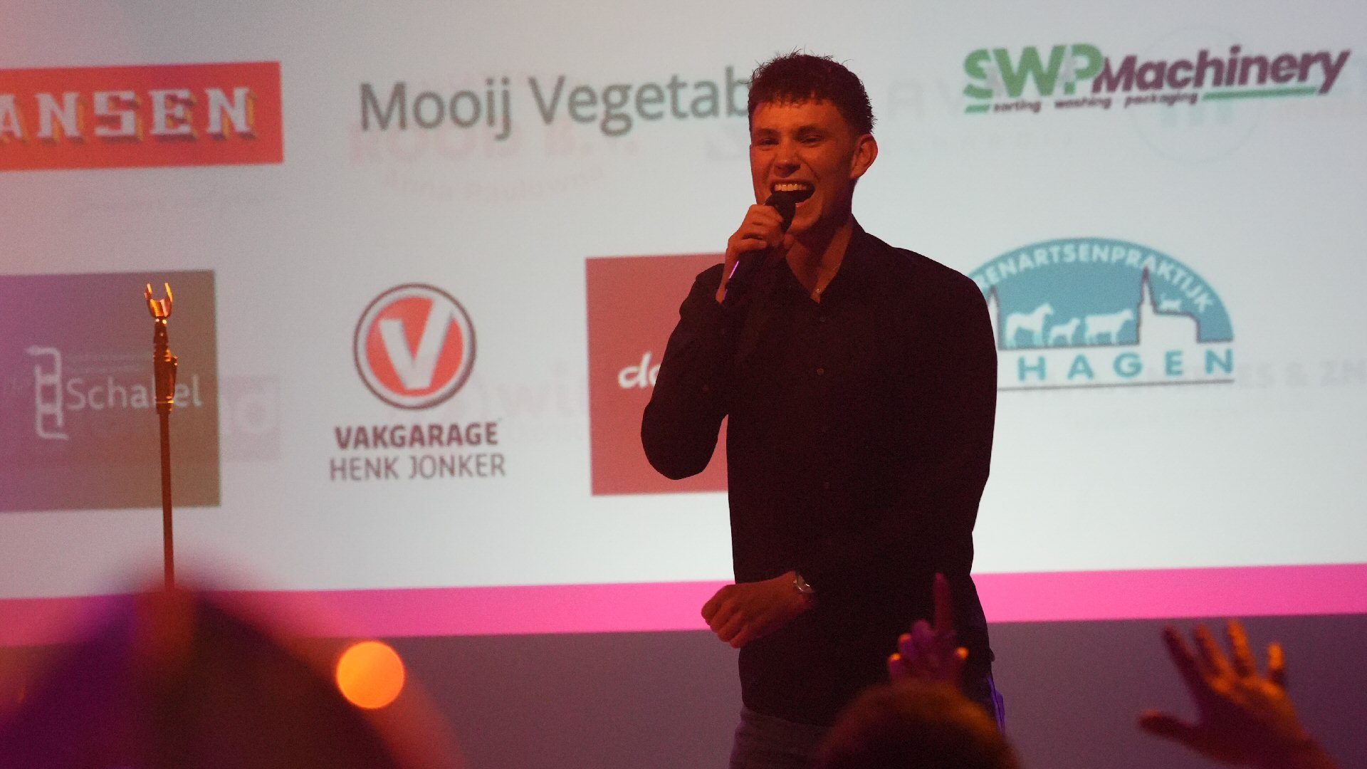 Mooie cheques voor vier goede doelen