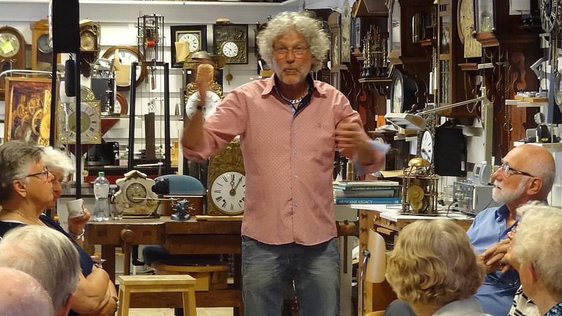 Klokkenmaker Henk Houkes in BinnensteBuiten