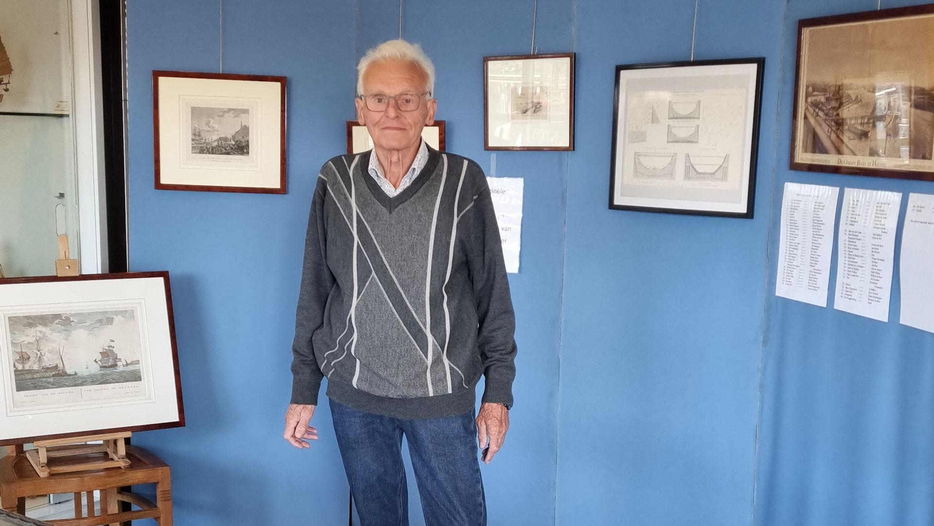 Gravures en landkaarten in middenbeuk stadhuis