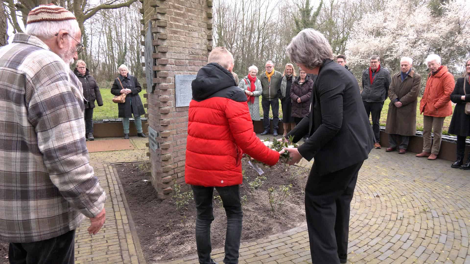 Herdenking Joods Werkdorp bij pas geplaatste Namenmonument (video)