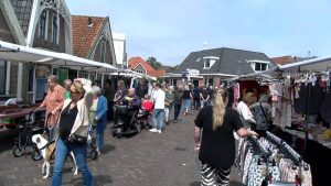 Video: Gezellige sfeer op zonovergoten jaarmarkt in Hippolytushoef