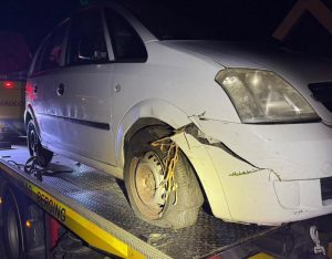 Dronken bestuurder ramt meerdere auto’s en smeert hem daarna