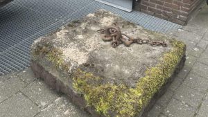 Historische ankersteen verplaatst naar het plein voor de Cultuurschuur