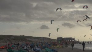 Honderden kitesurfers in Petten