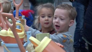 Zandbak verbindt in Warmenhuizen (video)