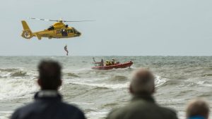 Helikopter oefent op zee bij Petten