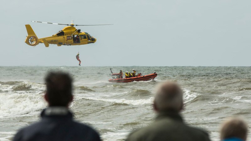 Helikopter oefent op zee bij Petten