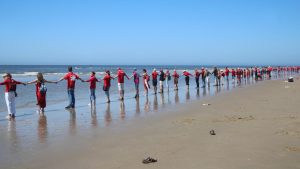 Tienduizenden Nederlanders eisen met menselijke ketting meer klimaatactie