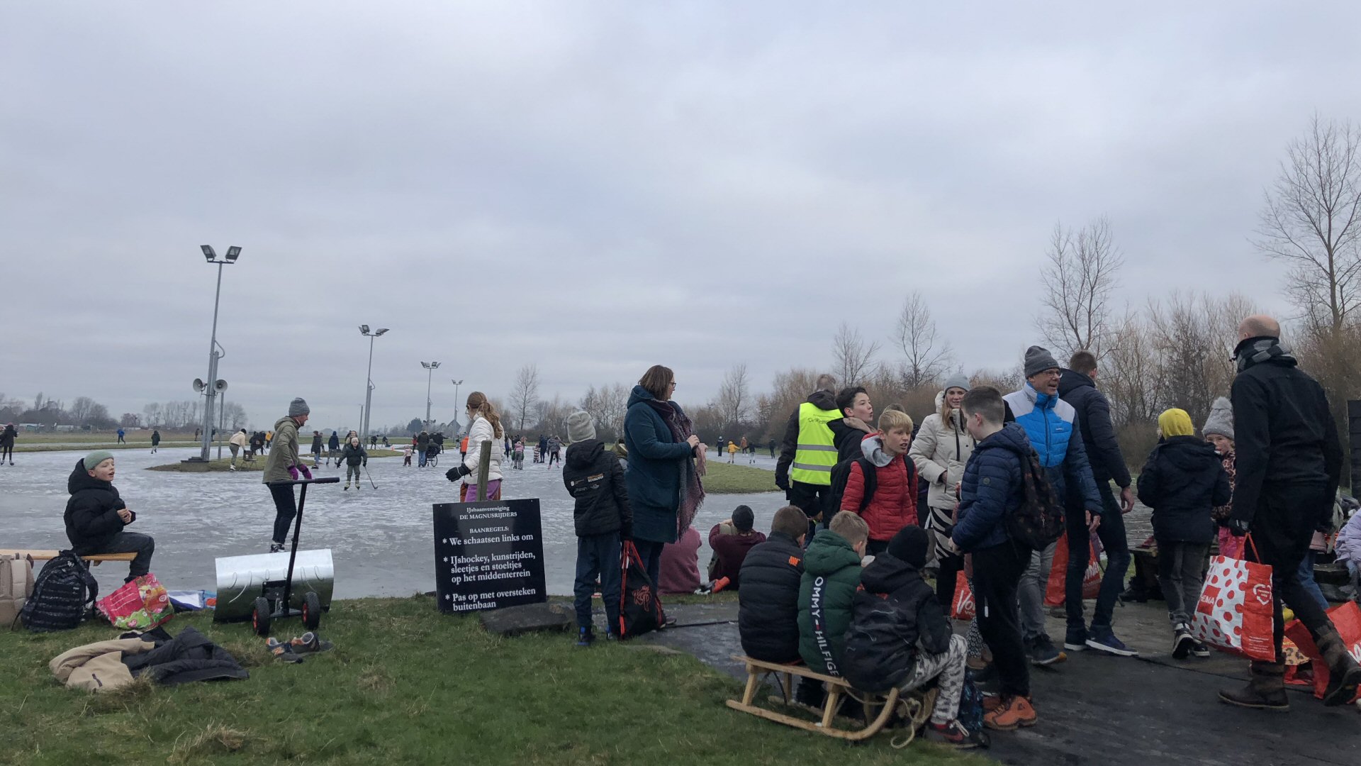 Dikke ijspret op ijsbaan van Magnusrijders