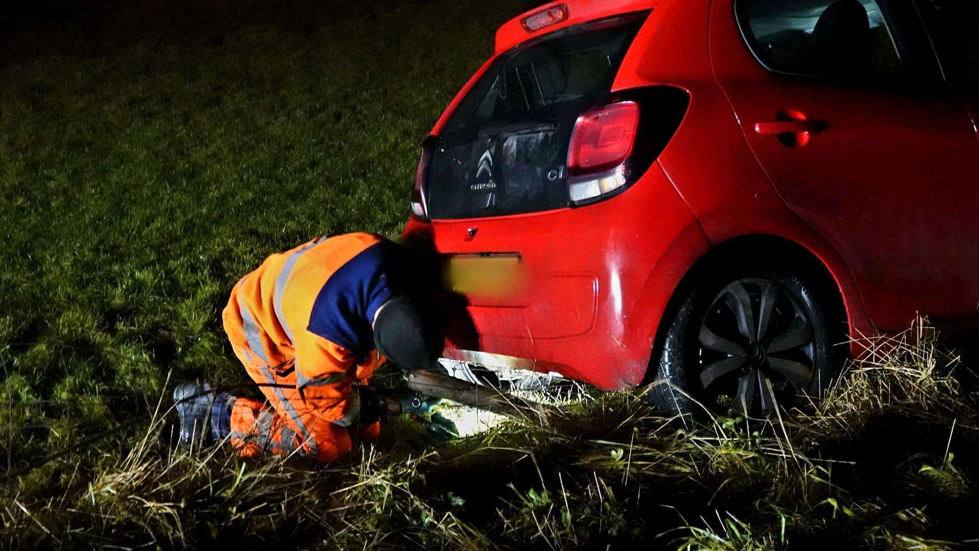 Oudere dame belandt met haar auto naast de weg in Lutjewinkel