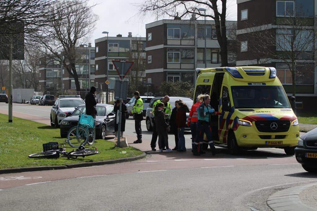 Fietser lichtgewond na aanrijding rotonde