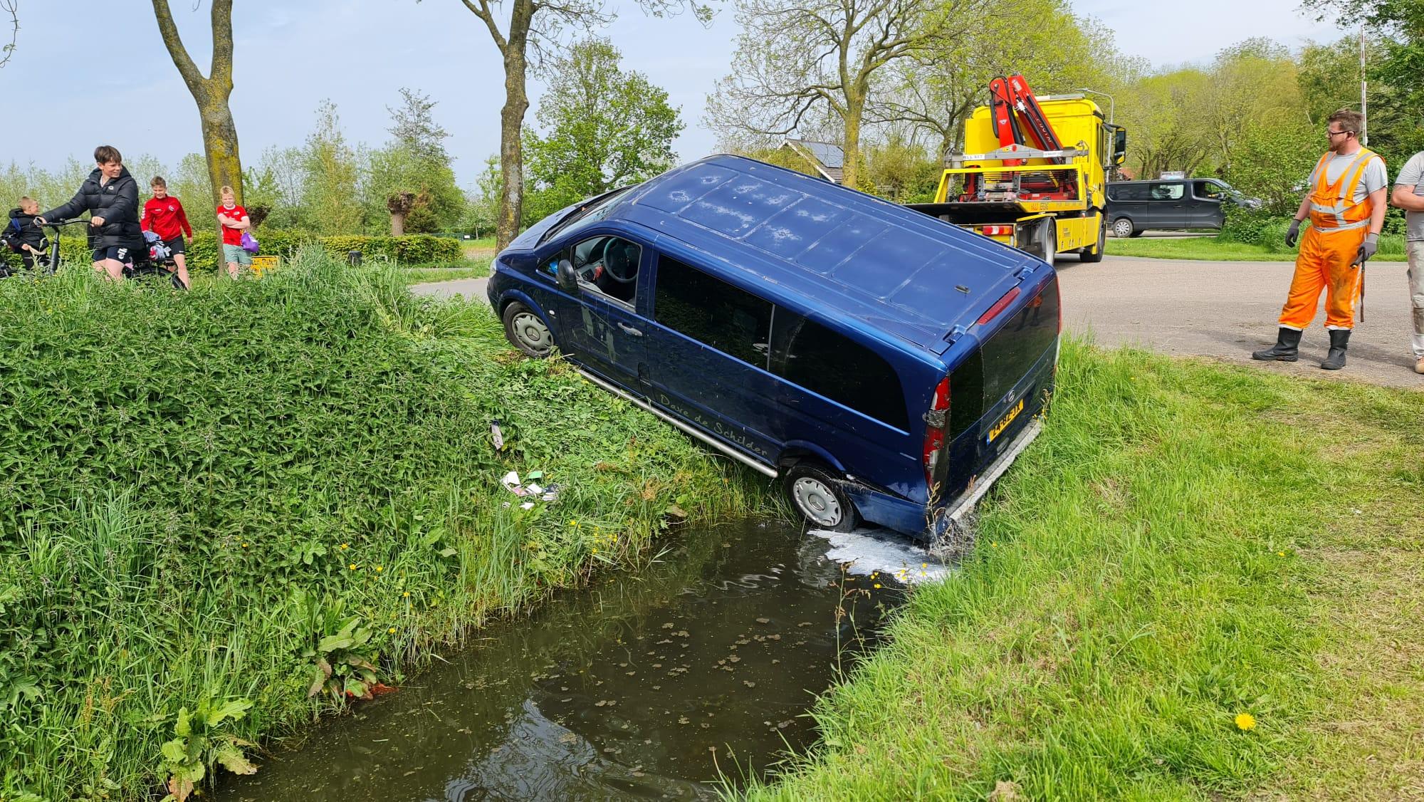 Busje raakt half in de sloot in Waarland
