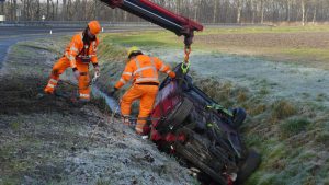 Auto zwaar beschadigd bij ongeval in Slootdorp