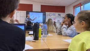 Kinderen lezen te weinig: hoe gaan scholen daar eigenlijk mee om?