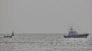Zeiljacht zonder mast- en motor voortstuwing in de problemen op Waddenzee
