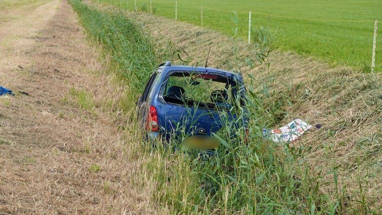 Auto te water langs de N242