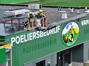Brand op dak poeliersbedrijf Middenmeer