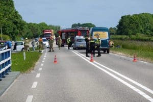 Drie auto’s betrokken bij ongeluk Anna Paulowna, auto helemaal onder water