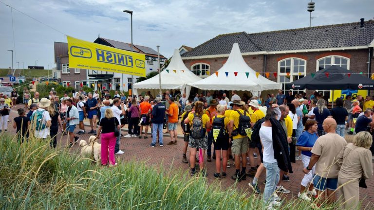 Als vanouds weer groot feest bij intocht Strand6Daagse