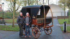 Jac Vink schenkt tentwagen aan Folklore