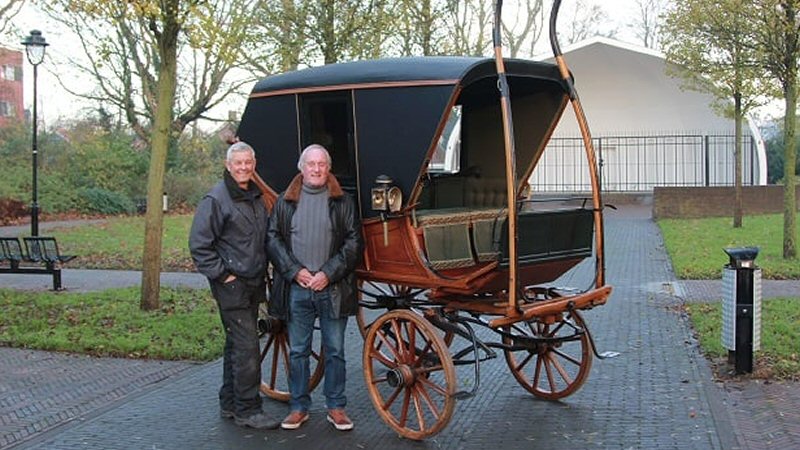 Jac Vink schenkt tentwagen aan Folklore