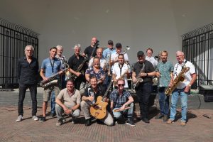 Feest van de laatste oliebol in de Keesschuur in Anna Paulowna