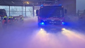 Nieuw voertuig van jeugdbrandweer Den Helder op spectaculaire wijze onthuld
