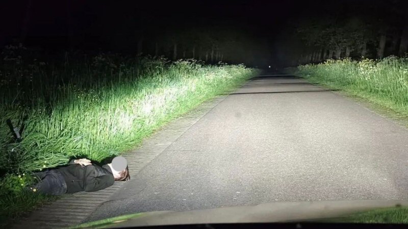 Jongen ligt te snurken op de weg
