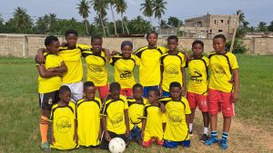 Tweede leven voor nostalgische shirts in Togo
