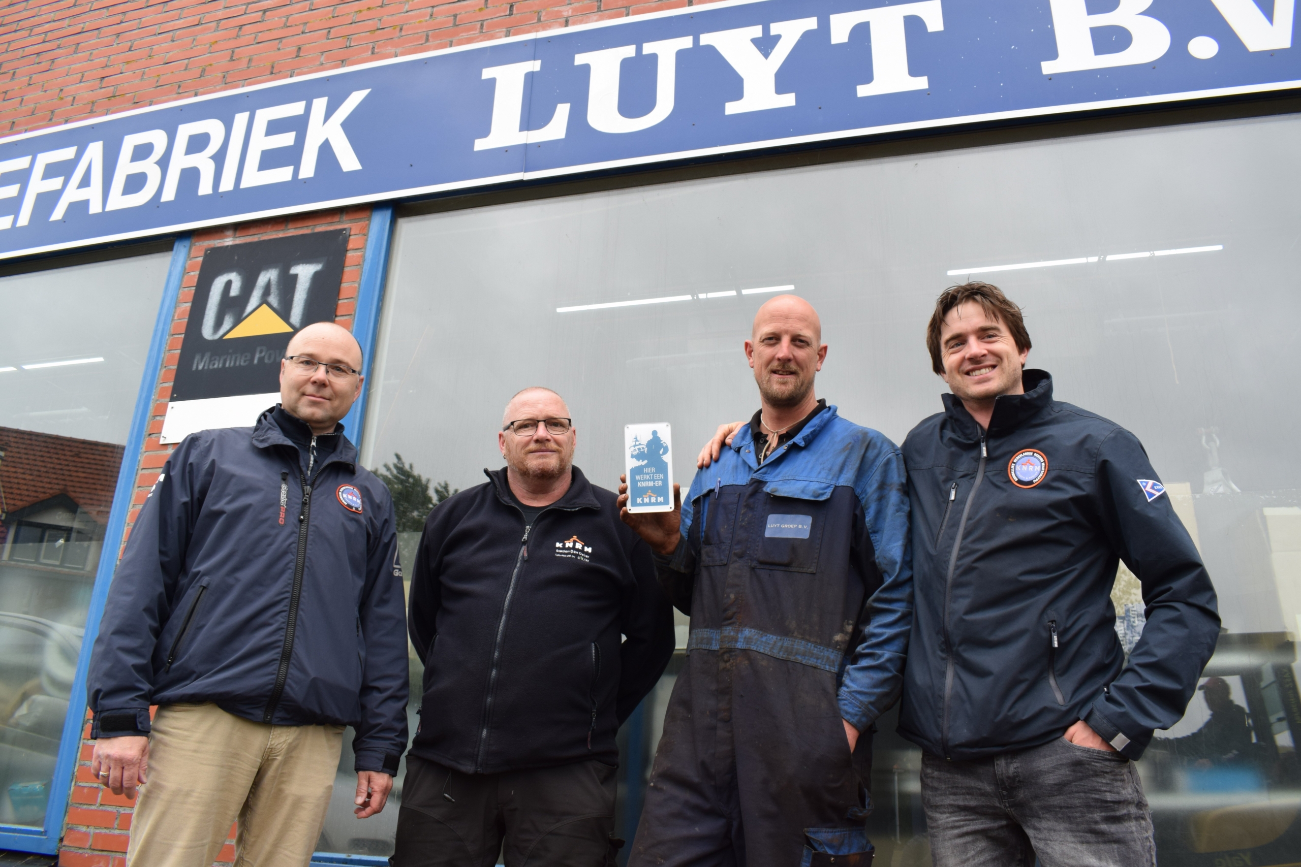 KNRM eert werkgevers met gevelbordje