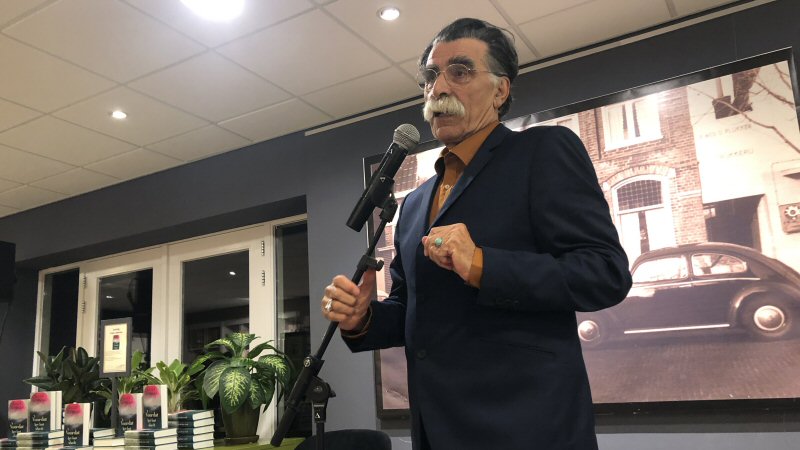 Schrijver Kader Abdolah boekhandel Plukker