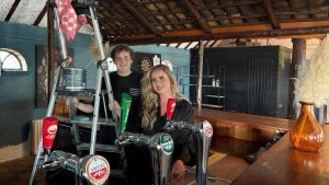 Nieuwe energie op Camping ’73: Sofie en Tjerk nemen de kantine over
