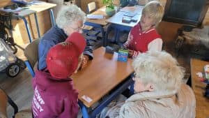 Bewoners woonzorggroep Kapellehof op bezoek bij De Natuurschuur